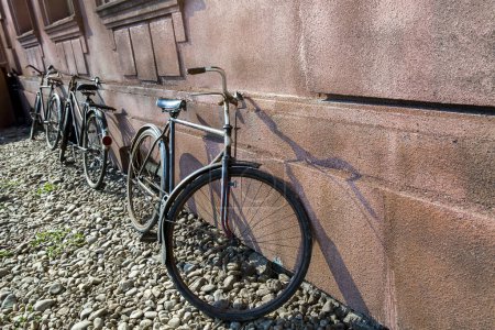 Foto de Bicicletas rústicas antiguas cerca de la pared - Imagen libre de derechos