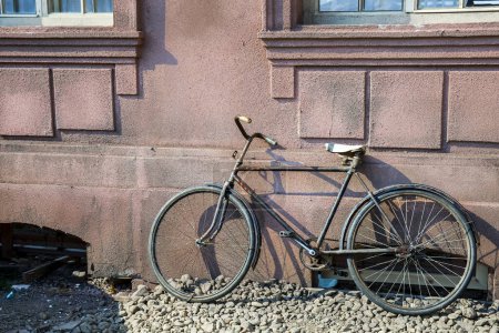Téléchargez les photos : Vieux vélo rustique près du mur - en image libre de droit
