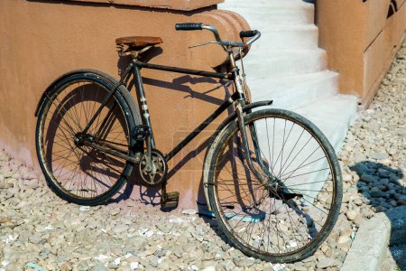 Foto de Antigua bicicleta rústica cerca de la pared - Imagen libre de derechos