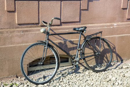 Téléchargez les photos : Vieux vélo rustique près du mur - en image libre de droit