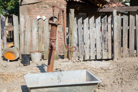 Téléchargez les photos : Ancienne pompe à eau manuelle - en image libre de droit