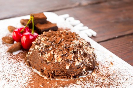 Foto de Delicioso pastel de chocolate en la mesa - Imagen libre de derechos