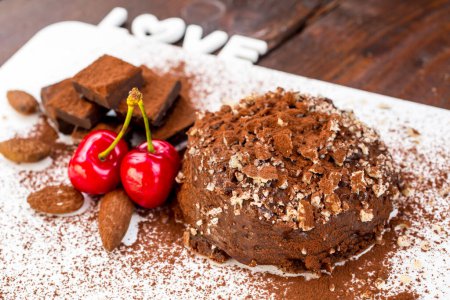 Téléchargez les photos : Délicieux gâteau au chocolat sur la table - en image libre de droit