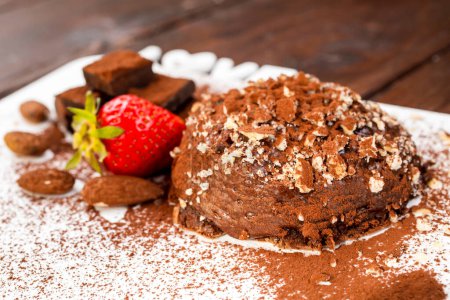 Foto de Delicioso pastel de chocolate en la mesa - Imagen libre de derechos