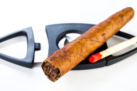 Téléchargez les photos : Cigare cubain, allumette et un cutter isolé sur fond blanc - en image libre de droit