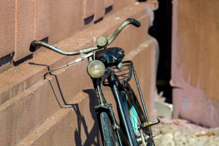Foto de Antiguo bicicleta rústica Vintage cerca de la pared - Imagen libre de derechos