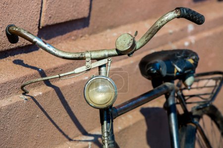 Foto de Antiguo bicicleta rústica Vintage cerca de la pared - Imagen libre de derechos