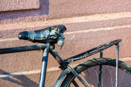 Téléchargez les photos : Vieux vélo rustique Vintage près du mur - en image libre de droit