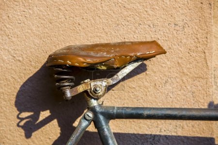 Téléchargez les photos : Vieux vélo rustique Vintage près du mur - en image libre de droit