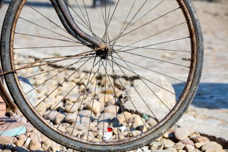 Foto de Rueda de acercamiento de una vieja bicicleta retro - Imagen libre de derechos