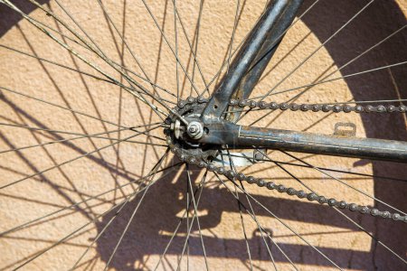 Téléchargez les photos : Roue de gros plan d'un vieux vélo rétro - en image libre de droit
