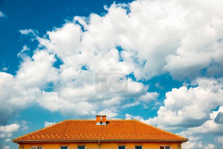 Foto de Teja de casa con cielo nublado sobre fondo - Imagen libre de derechos