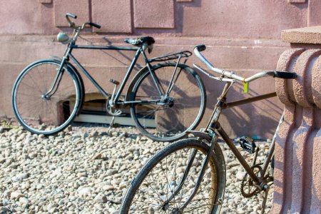 Foto de Bicicletas antiguas rústicas Vintage cerca de la pared - Imagen libre de derechos