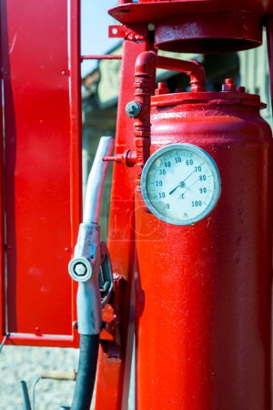 Téléchargez les photos : Pompe à essence rouge vintage - en image libre de droit