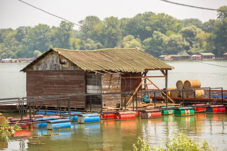Téléchargez les photos : Maison en bois sur la côte de la rivière - en image libre de droit