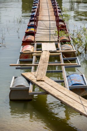 Téléchargez les photos : Pont du tonneau sur le lac - en image libre de droit