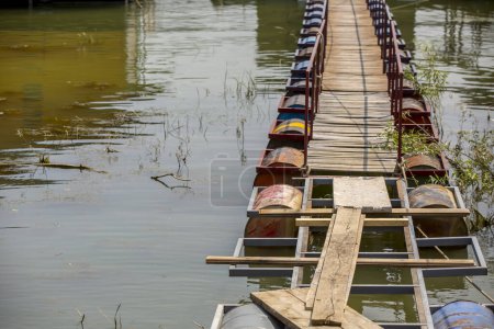 Foto de Puente de barril sobre el lago - Imagen libre de derechos