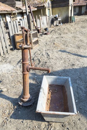 Téléchargez les photos : Vieille pompe à main pour l'extraction de l'eau - en image libre de droit
