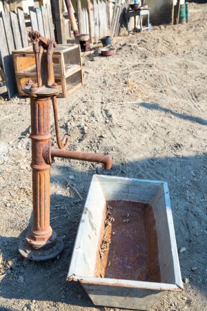 Téléchargez les photos : Vieille pompe à main pour l'extraction de l'eau - en image libre de droit