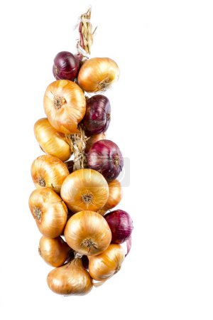 Foto de Dulce morado cebollas de Crimea, cebollas y ajo sobre fondo blanco - Imagen libre de derechos