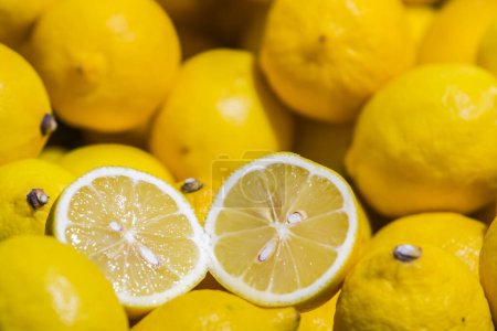 Foto de Exhibición colorida de limones en el mercado - Imagen libre de derechos