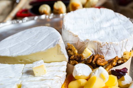 Foto de Varios tipos de queso con especias en un plato - Imagen libre de derechos