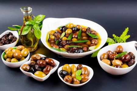 Téléchargez les photos : Olives et huile d'olive sur la table - en image libre de droit
