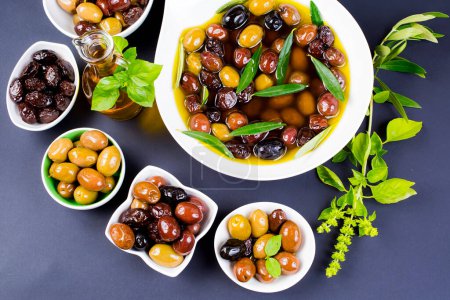 Téléchargez les photos : Olives et huile d'olive sur la table - en image libre de droit
