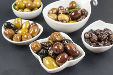 Téléchargez les photos : Ensemble d'olives dans des bols sur la table - en image libre de droit