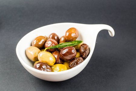 Téléchargez les photos : Vue du dessus des olives dans un bol - en image libre de droit