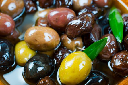 Foto de Primer plano de aceitunas y aceite de oliva - Imagen libre de derechos