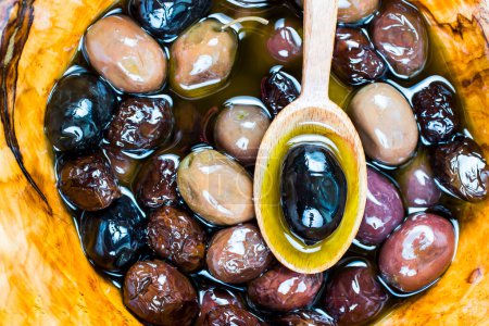 Téléchargez les photos : Gros plan sur les olives et l'huile d'olive - en image libre de droit