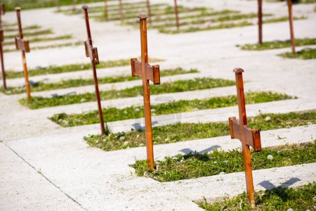 Foto de Cruces de madera en un cementerio - Imagen libre de derechos