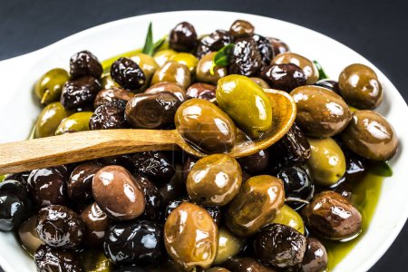 Foto de Primer plano de aceitunas y aceite de oliva - Imagen libre de derechos
