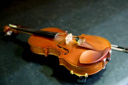 Foto de Viejo violín de madera sobre fondo verde - Imagen libre de derechos