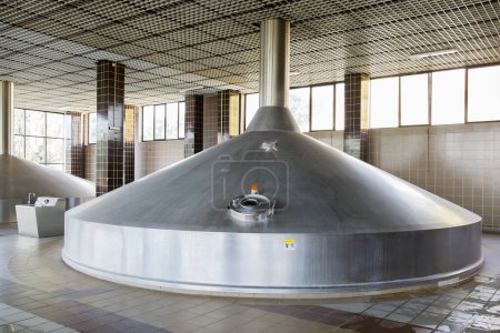 Foto de Cubas de fermentación de acero en la fábrica de cerveza - Imagen libre de derechos