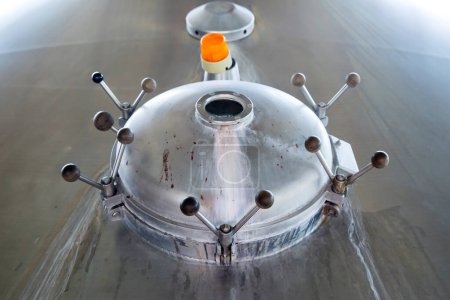 Foto de Cubas de fermentación de acero en la fábrica de cerveza - Imagen libre de derechos