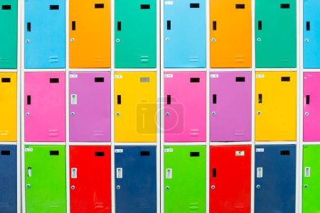 Téléchargez les photos : Casiers scolaires colorés pour le fond - en image libre de droit