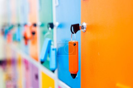 Foto de Coloridos armarios escolares para el fondo - Imagen libre de derechos