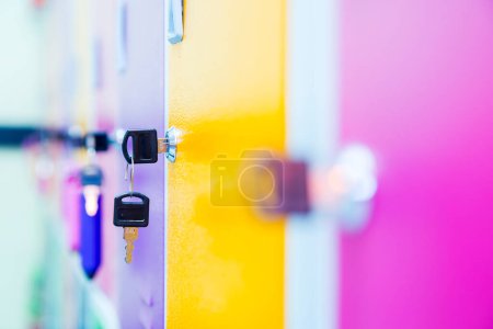 Foto de Coloridos armarios escolares para el fondo - Imagen libre de derechos