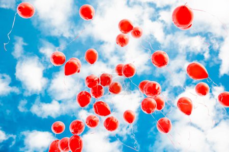 Téléchargez les photos : Ballons rouges dans le ciel bleu - en image libre de droit
