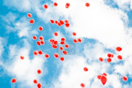 Foto de Globos rojos en el cielo azul - Imagen libre de derechos