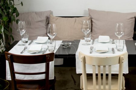 Téléchargez les photos : Servant une table de banquet dans un restaurant. Table à manger floue pour le fond - en image libre de droit