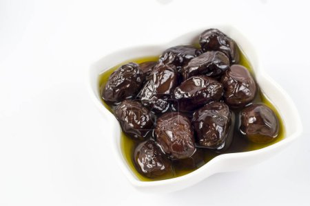 Téléchargez les photos : Olives dans un bol sur fond blanc - en image libre de droit