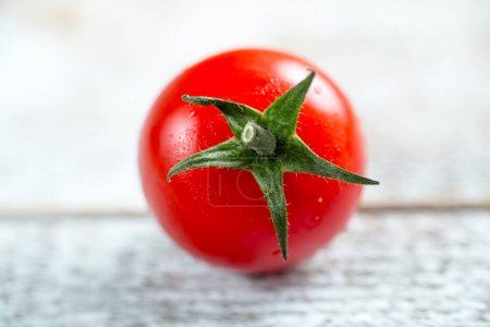 Téléchargez les photos : Tomate cerise sur fond blanc - en image libre de droit