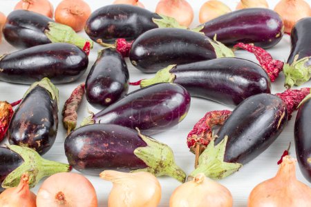 Téléchargez les photos : Tas d'aubergines fraîches sur fond blanc - en image libre de droit
