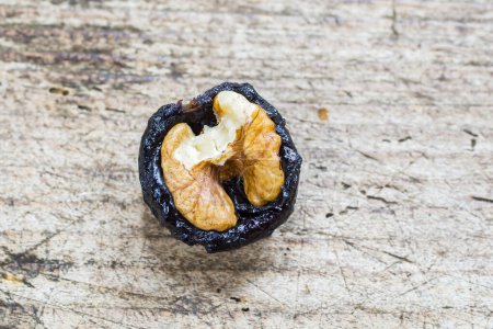 Téléchargez les photos : Nature morte avec dessert - pruneaux farcis aux noix - en image libre de droit