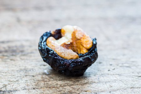 Téléchargez les photos : Nature morte avec dessert - pruneaux farcis aux noix - en image libre de droit