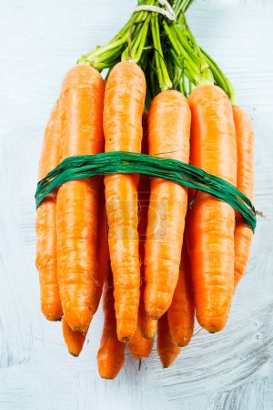 Téléchargez les photos : Bouquet fraîchement récolté de carottes sur fond blanc - en image libre de droit
