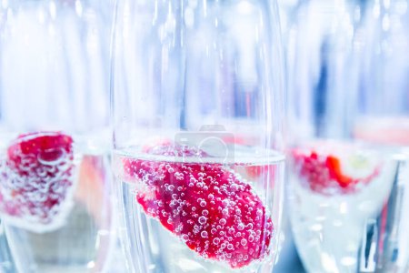 Téléchargez les photos : Verres à champagne à la fraise - Gros plan - en image libre de droit